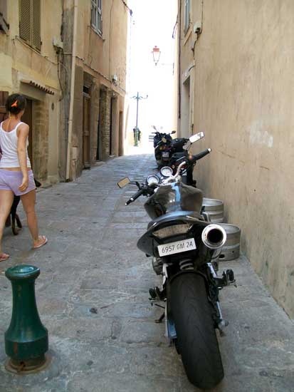 La targa della moto? A Roma si appende direttamente sullo zaino